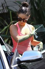 组图：凡妮莎-哈金斯购物 粉红背心秀事业线