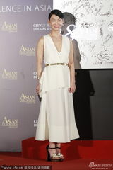 组图：惠英红着白裙现身 红毯大方秀笑容