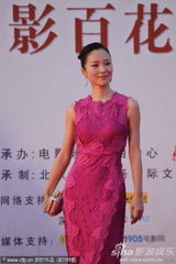 组图：江一燕亮相百花红毯 粉裙典雅秀美背