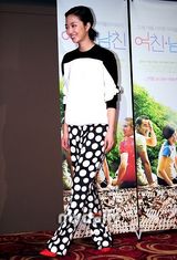 组图：桂纶镁赴韩宣传影片《女朋友男朋友》