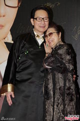 组图：名伶白雪仙亮相梅艳芳纪念展 唇吻设计师