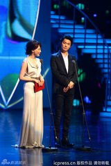 组图：陈数福山雅治颁发白玉兰奖最佳男主角