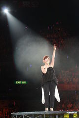 组图：梁静茹银白短裙开唱 送亲笔签名纸飞机