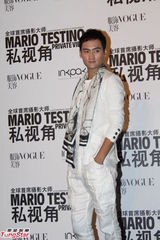 组图：张曼玉黑衣配白色围巾知性优雅