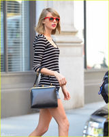 组图：斯威夫特穿大领衣上街 短裤秀大长腿