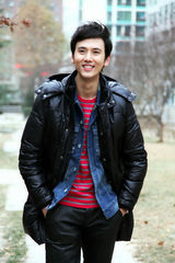 组图：蔡珩街拍演绎冬日欢乐牛仔