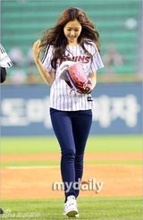 组图：A-pink孙娜恩担任开球嘉宾引男球员围观