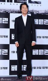 组图：韩片《柏林》试映会 全智贤黑裙亮相