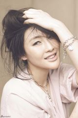 组图：陈燃与时装谈恋爱 打造时尚水晶新娘