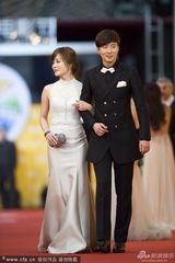 组图：韩星蔡琳与男友高梓淇首度现身 亲密耳语