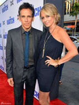 组图：本-斯蒂勒新片首映深情注视女伴