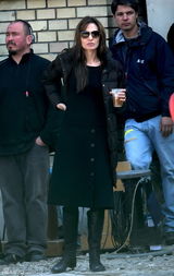 高清图：朱莉现身匈牙利 皮特贴身随行蜜吻秀恩爱