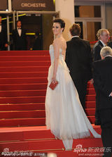 组图：《吸血鬼3D》戛纳首映 艾莎蛇皮纹裙狂野