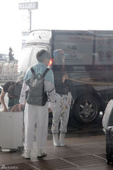 组图：秦岚棋盘裤现身机场 出国工作心情大靓