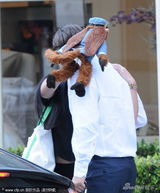 组图：杰克逊长子携女友见姑妈 当众甜蜜牵手