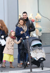 组图：阿尔芭一家逛街晒幸福 与老公贴面看手机