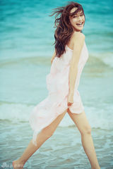 组图：张俪唯美写真 海滩奔跑清纯可人