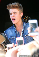 组图：比伯当街献唱谢歌迷 小天王自恋摸发