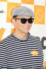 组图：张智霖条纹装亮相 黑超遮面时尚优雅