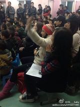 组图：张柏芝邓萃雯当义工 全程低调无媒体