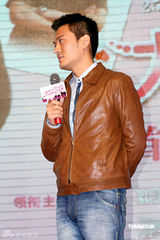 幻灯图集：小宋佳秀香肩 牵手于小伟演绎办公室恋情