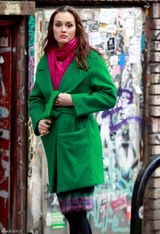 高清图：莉顿-梅斯特街拍绿色大衣搭配桃红围巾