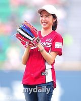 组图：韩女星洪恩熙休闲装为棒球赛开球