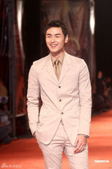 组图：亚太影展女星比美 侯佩岑温碧霞红毯争艳