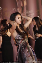组图：汤唯牡丹裙艳丽争春 入围影后淡定抚秀发