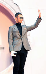 组图：黄晓明代言名表引千人围堵 爱心显绅士魅力