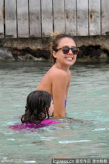 组图：阿尔芭两点激凸 妮可里奇红比基尼惹眼