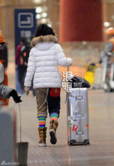 组图：丁丁素颜戴口罩深夜独自回京