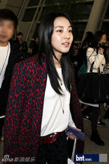 组图：少女时代KARA为赴K-POP演唱会亮相机场