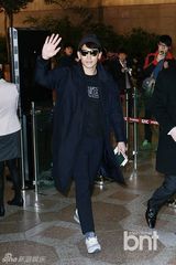 组图：歌手Rain飞日本开粉丝见面会 随和派签名