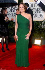 高清组图：西格妮-韦弗气质高贵 一袭绿裙大送飞吻