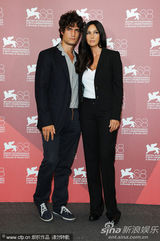 组图：《炎夏》记者会 贝鲁奇中性装亮相也妩媚