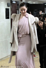 组图：熊黛林露肩装秀好身材 气质优雅性感抢镜