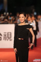 组图：女主持杨千霈紧身黑裙亮相红毯秀美腿