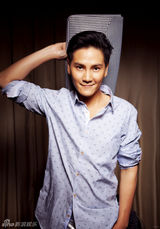 组图：丁子峻演绎职场精英男 称岳飞是大职场