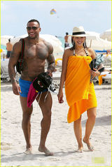 组图：超模布鲁克与男友水中调情 比基尼秀豪乳