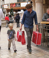 组图：“孔雀”波莫与男友结婚 两爸三娃超萌