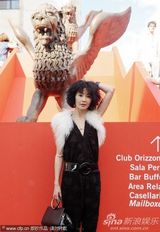 高清组图：张曼玉抵达威尼斯 和一黑人男伴现身