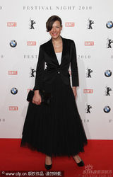 幻灯图：群星齐聚电影节之夜活动 布吉特举止出位