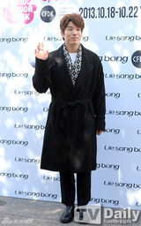 组图：JYJ金在中黑白虎纹上衣亮相首尔时装周