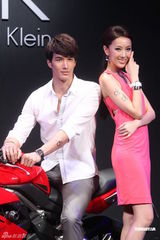 组图：锦荣携隋棠出席代言 提及蔡依林装聋作哑 