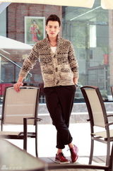 组图：马文龙拍摄户外写真 穿毛衣秀时尚律动