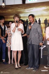 组图：张国立宣传《原乡》 与女演员避嫌