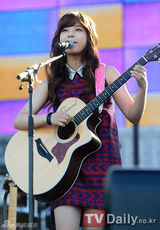 组图：《十月》演唱会隆重开幕 SJ圭贤捧场