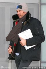 组图：休-杰克曼夫妇送女儿上学伊娃与老妈比赛