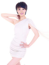 组图：影后范志博时尚写真 白色金属色装扮显气质